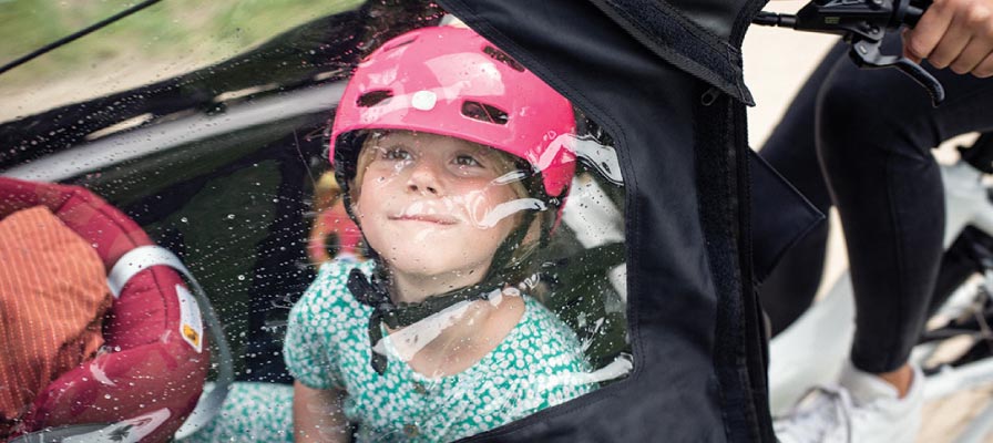 Ein Mädchen sitzt im Cargobike von Urban Arrow